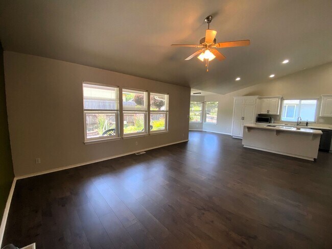 Building Photo - Great 3 Bedroom 2 Bath House!