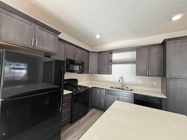 Building Photo - DARLING TWO BEDROOM TOWNHOME IN CEDAR CITY!