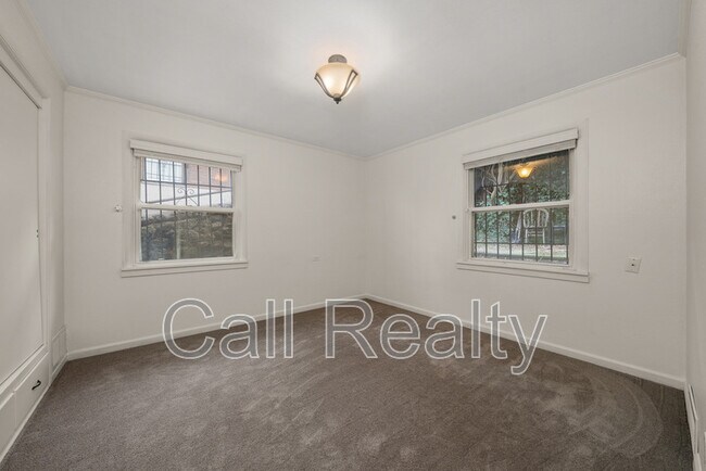 Building Photo - 827 W 11th Ave