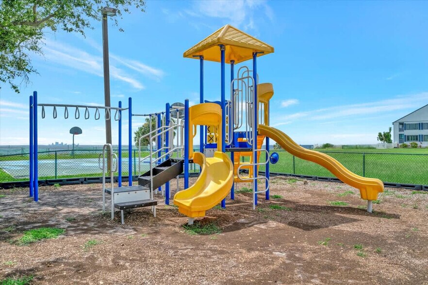 Building Photo - 611 Destiny Dr
