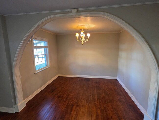 Building Photo - Charming 3 bedroom close to campus and I49