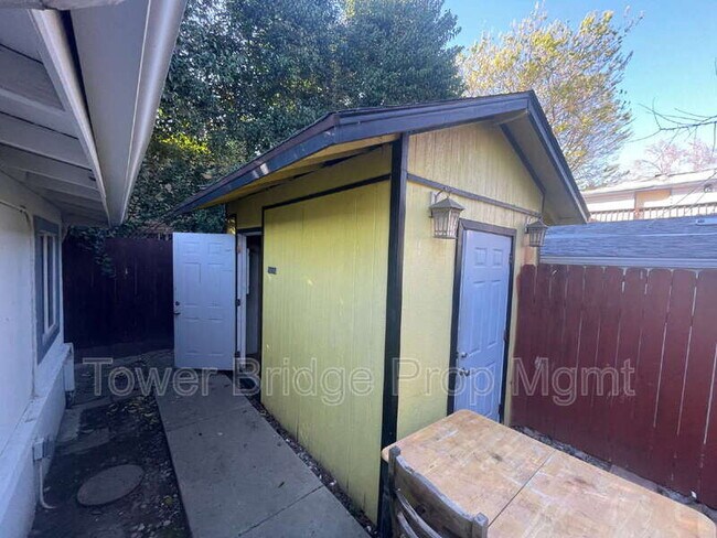 Building Photo - 474 Harding Ave