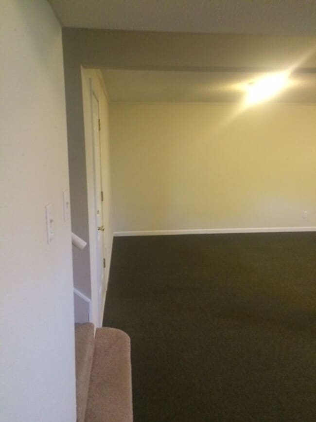 Building Photo - 3 Bed 2 Bath Home