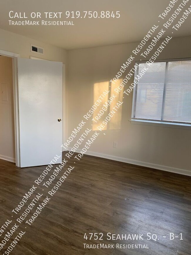 Building Photo - Renovated 1st Floor 1 Bedroom, 1 Bath Cond...