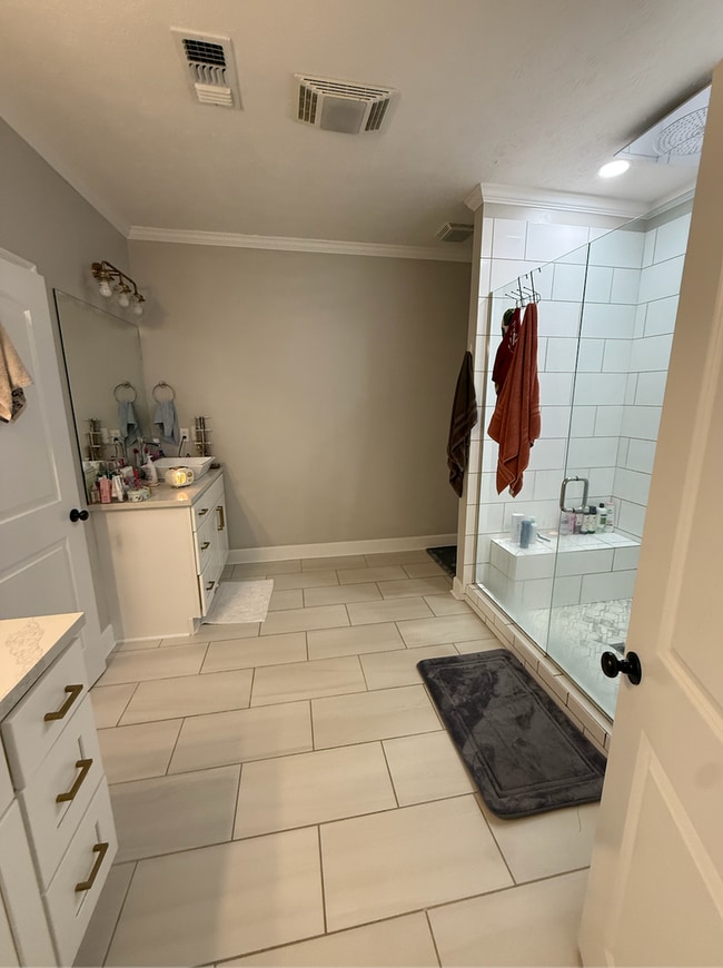 Building Photo - Beautifully Designed Home with Luxury Feat...