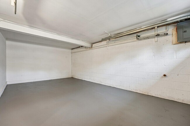 Building Photo - 669 9TH St