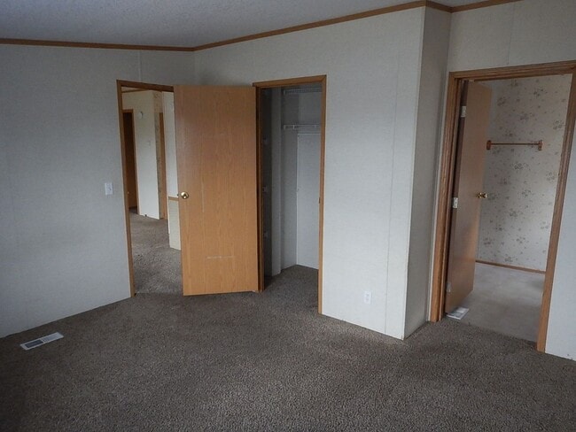 Building Photo - Manufactured Home on Large Lot with Mounta...