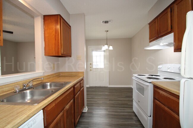 Building Photo - Move-In Today!