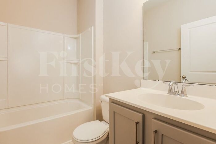 Building Photo - 817 Neosho Ct