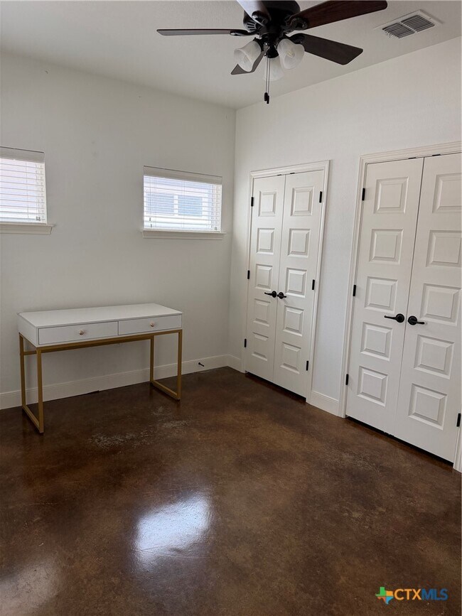 Building Photo - 1366 Hanz Dr