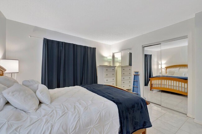 Building Photo - 355 S Ocean Dr
