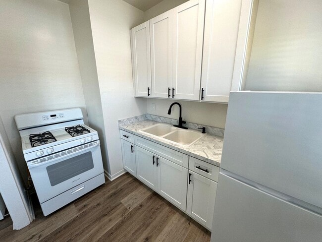 Building Photo - Remodeled Pierpont Beach Studio