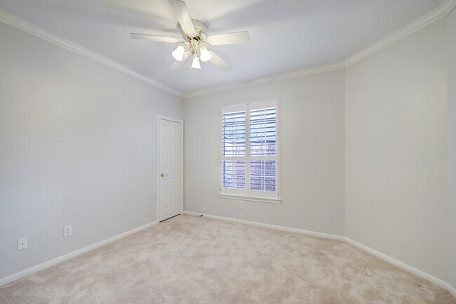 Building Photo - 14 Greenside Pl