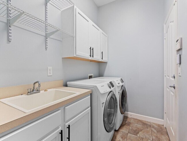 Building Photo - 6420 Parklane Ct