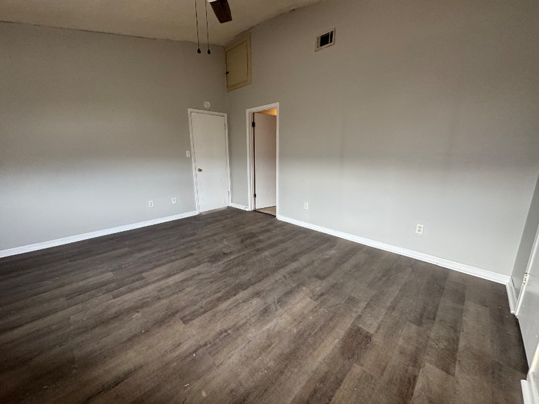 Building Photo - 264 Knoll Dr