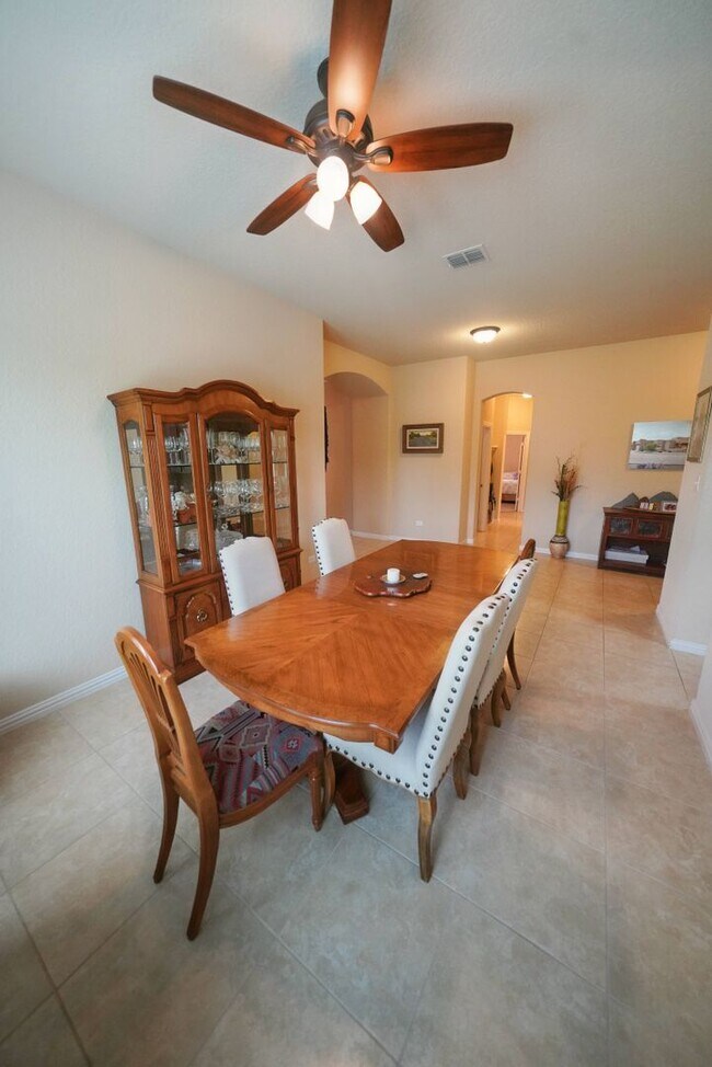 Building Photo - Executive-Style Home Now Available in Crossvine (Schertz) Realtor Commission: $750