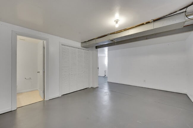 Building Photo - $2,200 - 3 Bed 3 Bath Home with 2 Primary ...