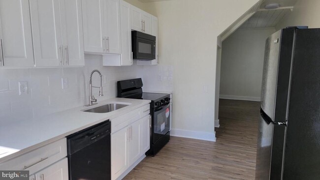 Building Photo - 637 South Paca St