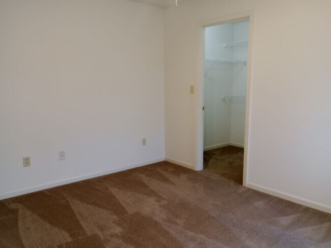 Building Photo - 210-210 Nikki Way