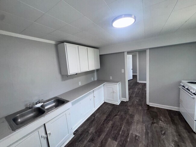 Building Photo - 407 Elm Ave NW