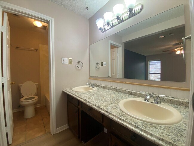 Building Photo - 815 Ramada Dr