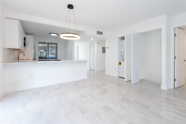 Building Photo - 16461 Blatt Blvd