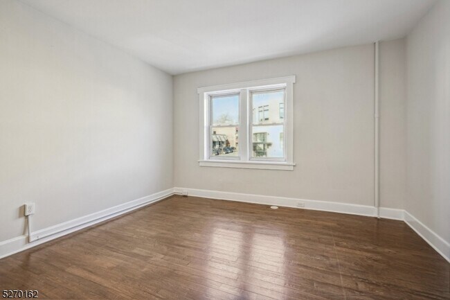Building Photo - 166 Maplewood Ave