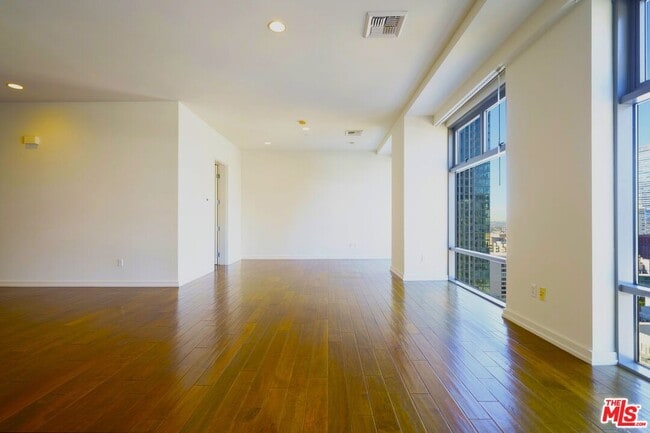 Building Photo - 801 S Grand Ave