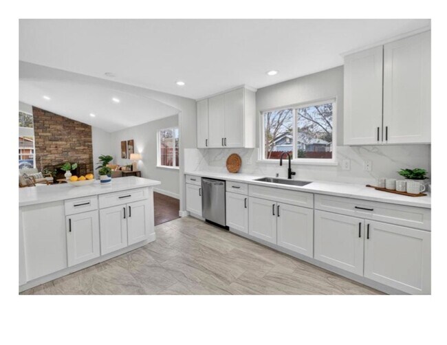 Building Photo - Coming Soon! Beautiful updated home, 4+2, 2 car garage