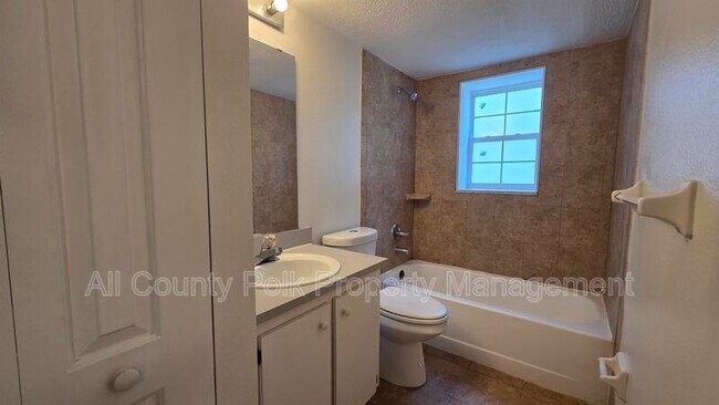 Building Photo - 915 Ariana St