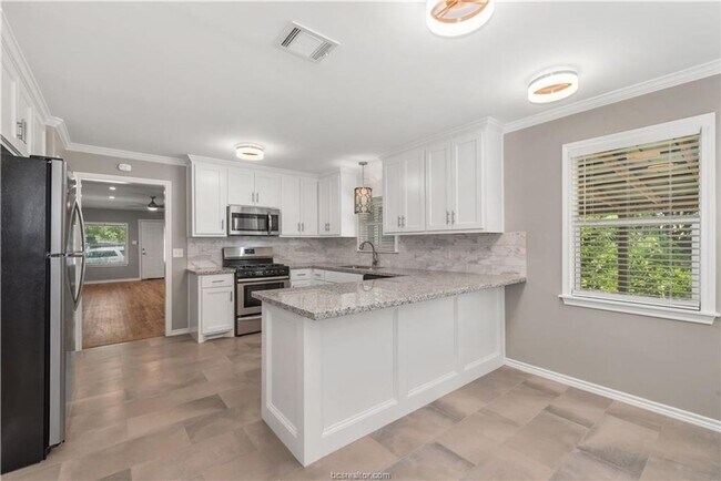 Building Photo - Available June 2026! Adorable 3 Bedroom Ho...