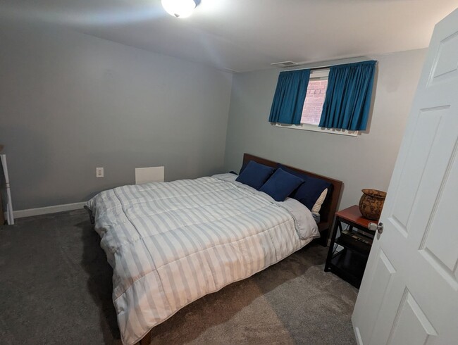 Building Photo - 4 Bedroom!  Guest suite! Parking! Pets Wel...