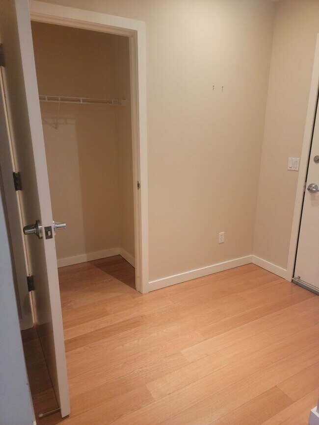 Building Photo - Beautiful 1 Bed 1 Bath Waterfront Condo w/...