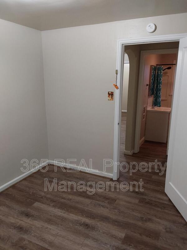 Building Photo - 1431 11 Street, Unit 1/2