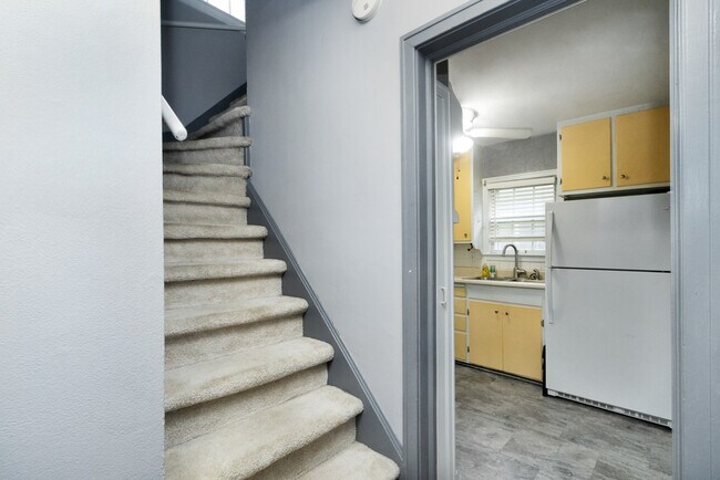 Building Photo - 819 Bertrand St