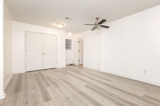 Building Photo - 4703 Bronfair Ave