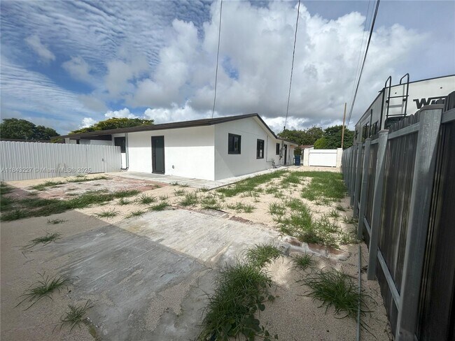 Building Photo - 3765 SW 122nd Pl