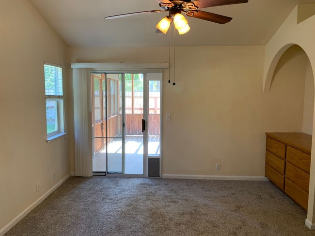 Building Photo - Updated 3 bedroom 2 bathroom close to Meri...