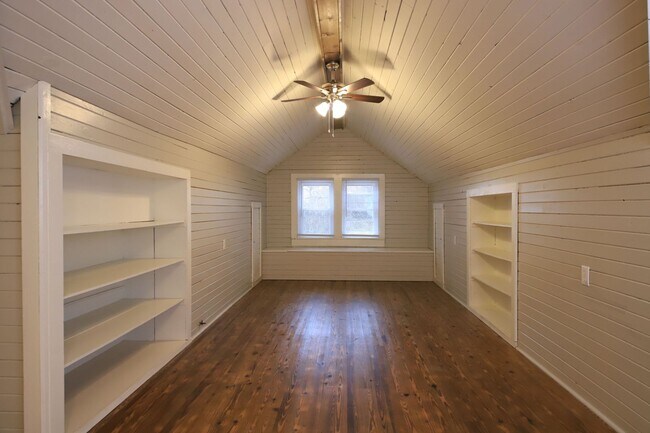 Building Photo - Charming Downtown Home