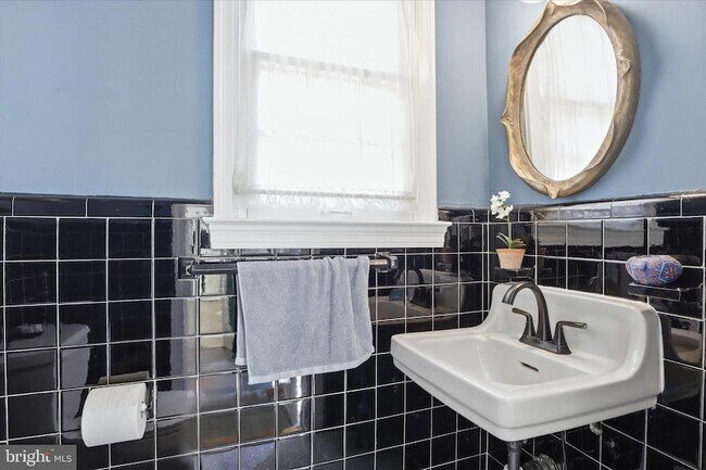 Building Photo - 3221 Coquelin Terrace