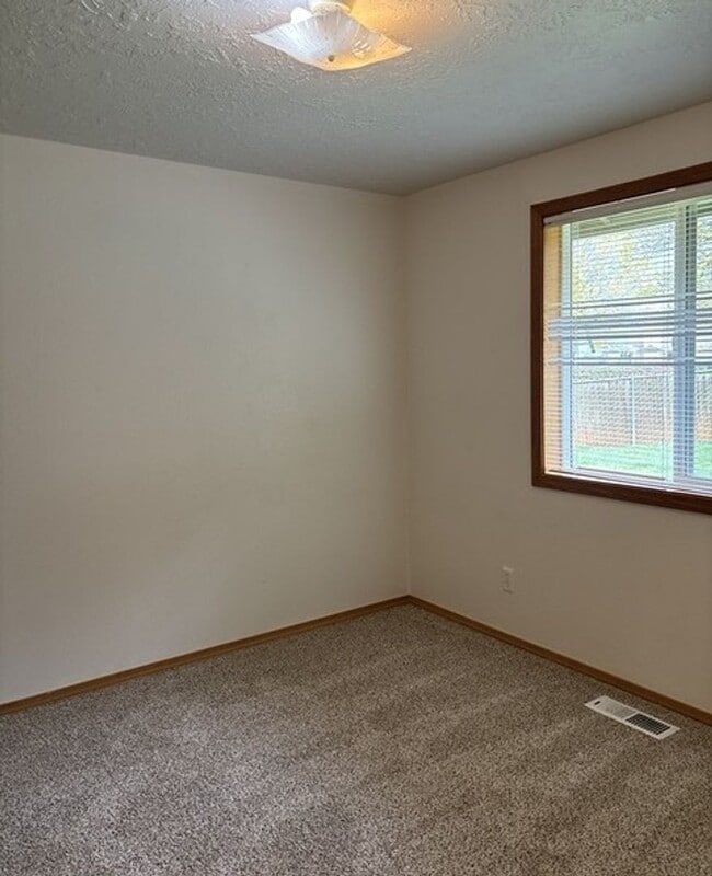 Building Photo - 3Bd/2Ba Single Story Home - Available to View!