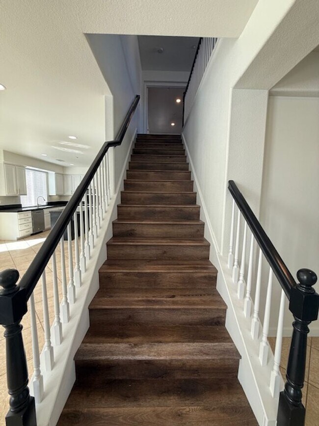 Building Photo - Very Nice 4 bedroom, 3 full bath home in much desired Lakeside neighborhood.