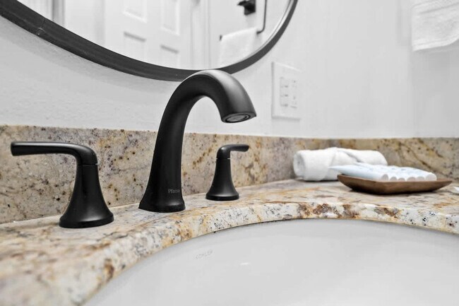 Building Photo - 704 NE 2nd St