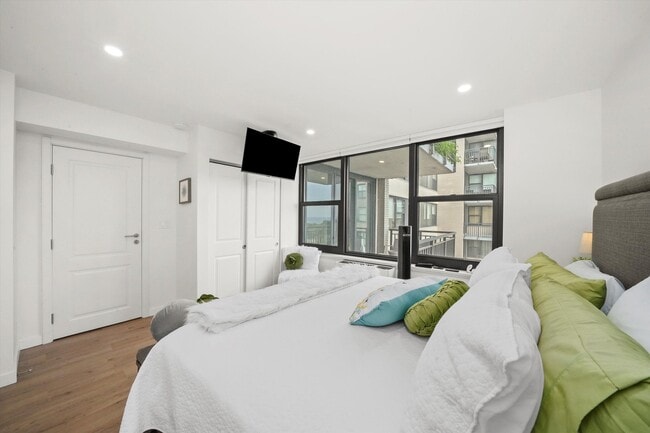 Building Photo - 3430 N Lake Shore Dr