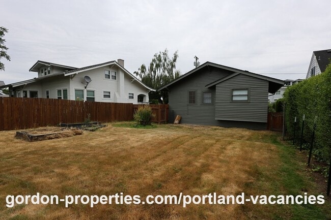 Building Photo - SE 11th Ave - Vintage 1 bedroom bungalow with office/den in Brooklyn neighborhood