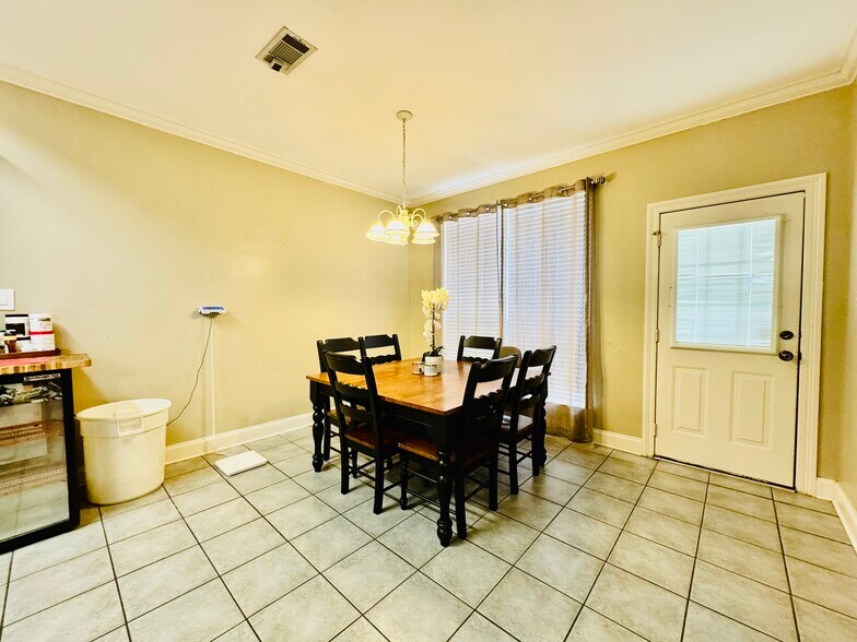 Building Photo - 5578 Arialo Dr