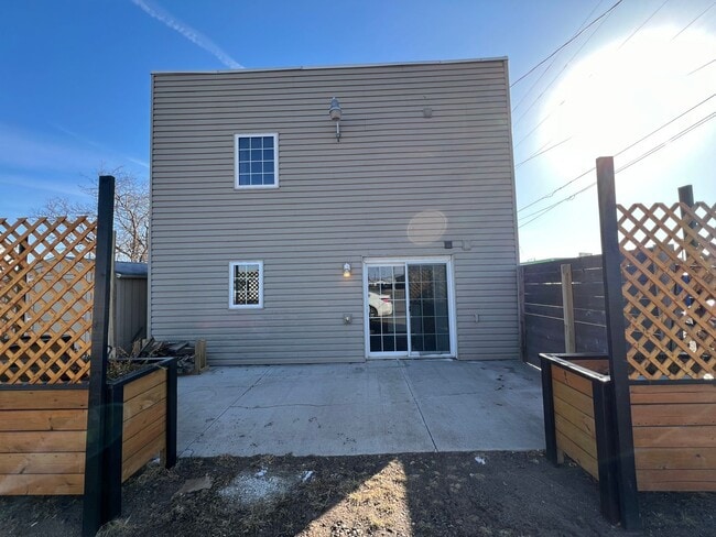 Building Photo - Industrial Style 3 Bedroom Home AVAILABLE JUNE!!!