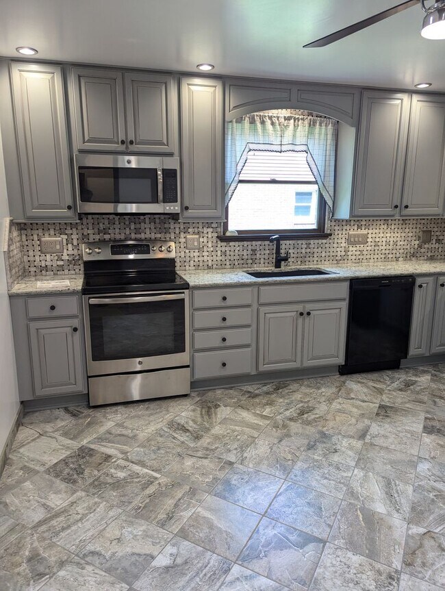 Building Photo - Nicely Renovated 2 Bedroom/2  Bath in Bon ...