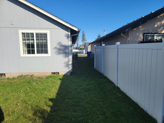 Building Photo - COMING SOON !!! 3 Bed 2 Bath 1500 Sq/Ft home just 10 minutes west of Spokane