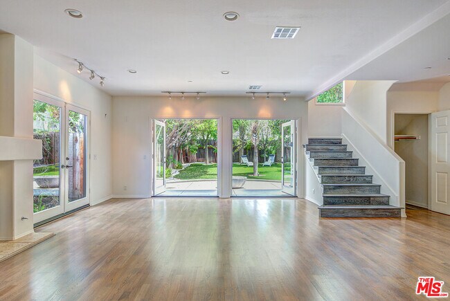 Building Photo - 858 N W Knoll Dr